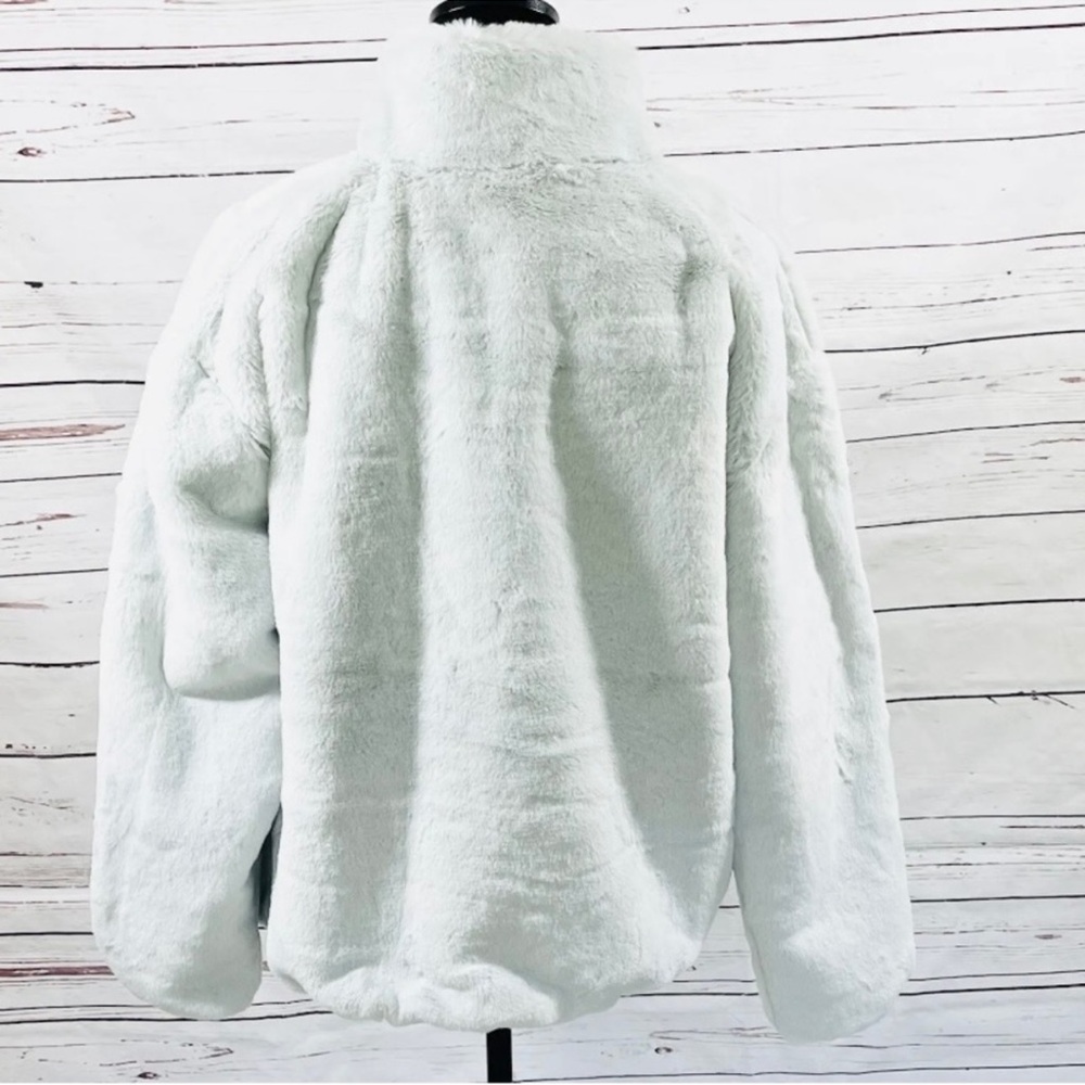 An oversized Swoosh logo meets luxe faux fur Sherpa in a wear-anywhere jacket - Picture 6 of 9